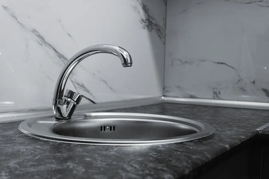 Comparing different types of kitchen plumbing fixtures